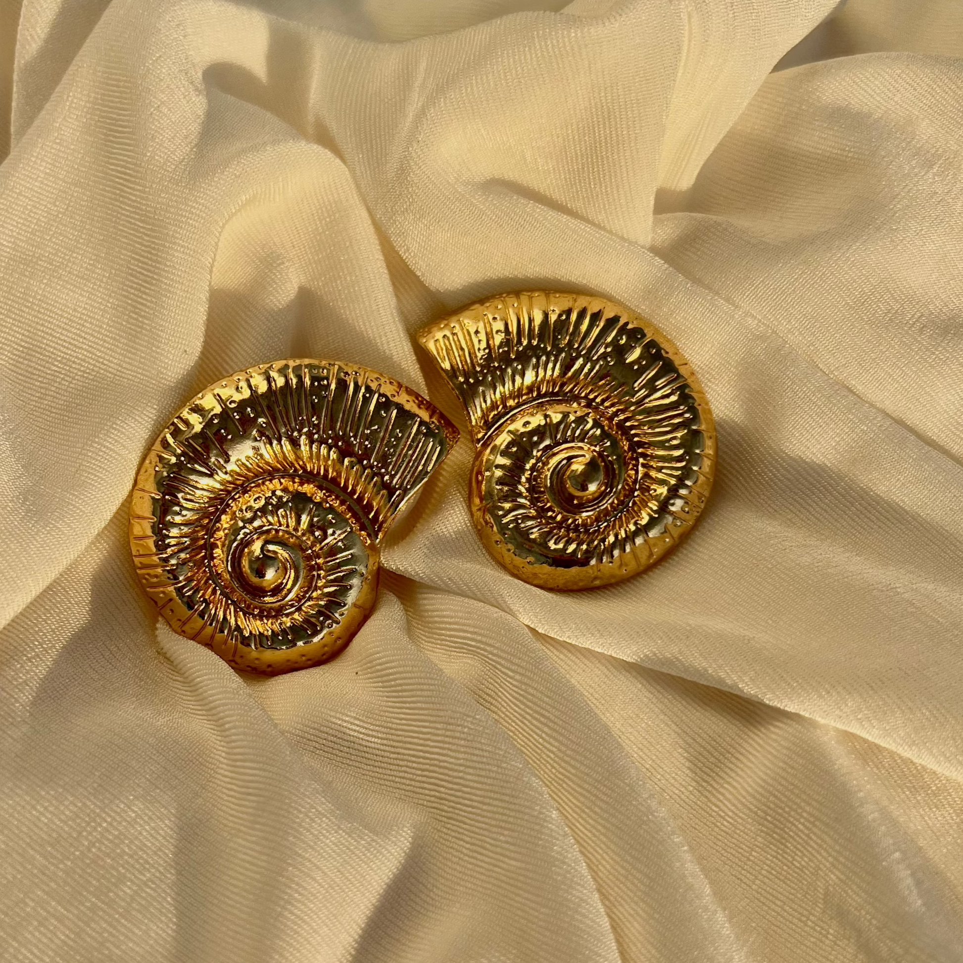 Vintage Conch Shell Earrings
